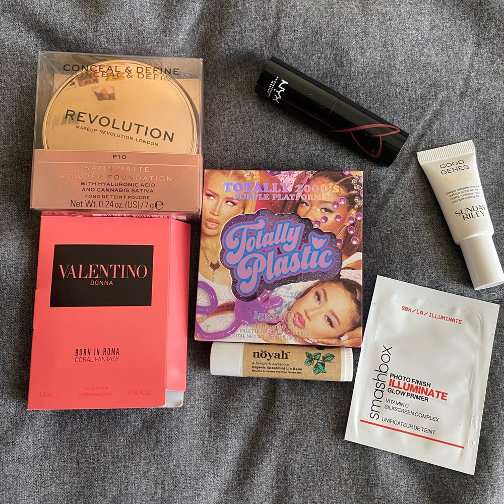 Totally Plastic Iggly Azela Eyeshadow Pallete Bundle